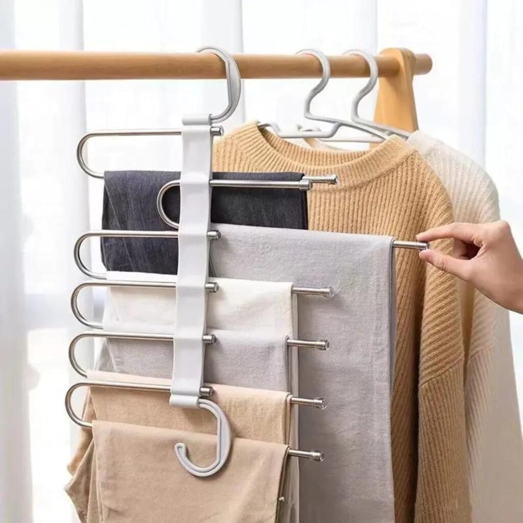 collapsible hanger with clothes